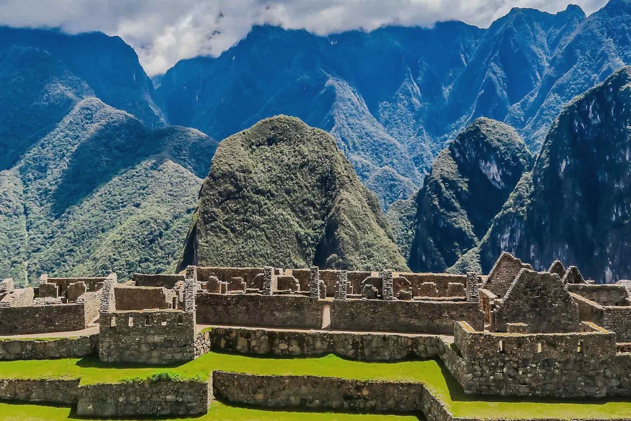 Sunrise Golden Machu Picchu