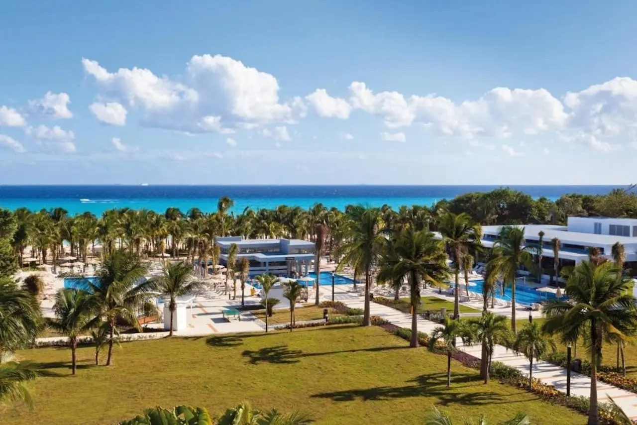 Poolanlage, Palmen und Meerblick im Riu Palace Mexico