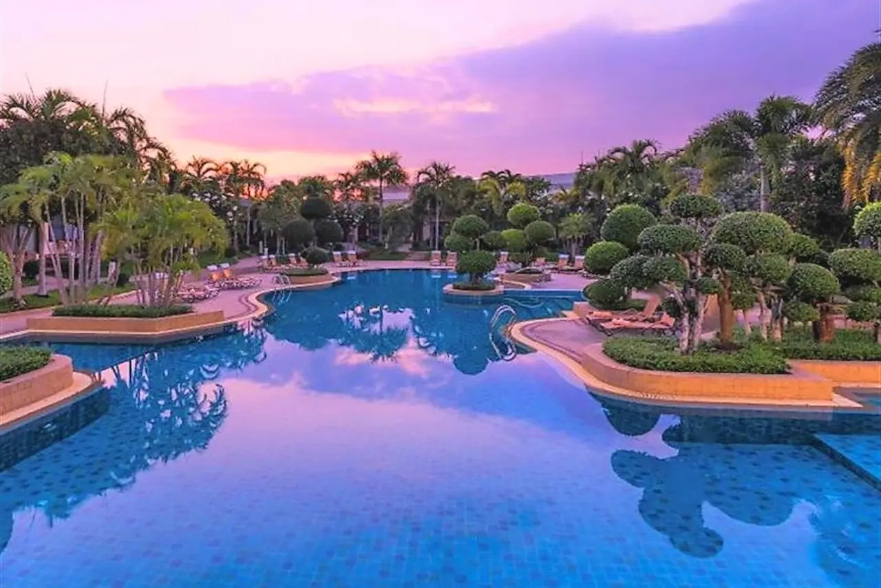 Eine 63 Meter lange Poollandschaft im Thai Garden Resort Pattaya