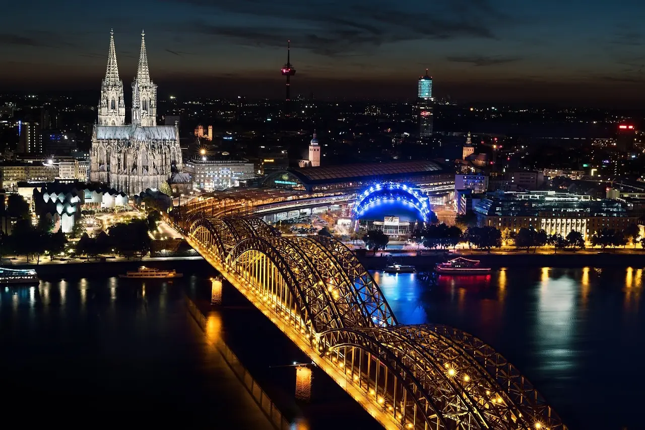 Ausblick auf Hohenzollernbrücke und Kölner Dom bei Nacht – in direkter Nähe zu den fünf besten Hotels in Köln