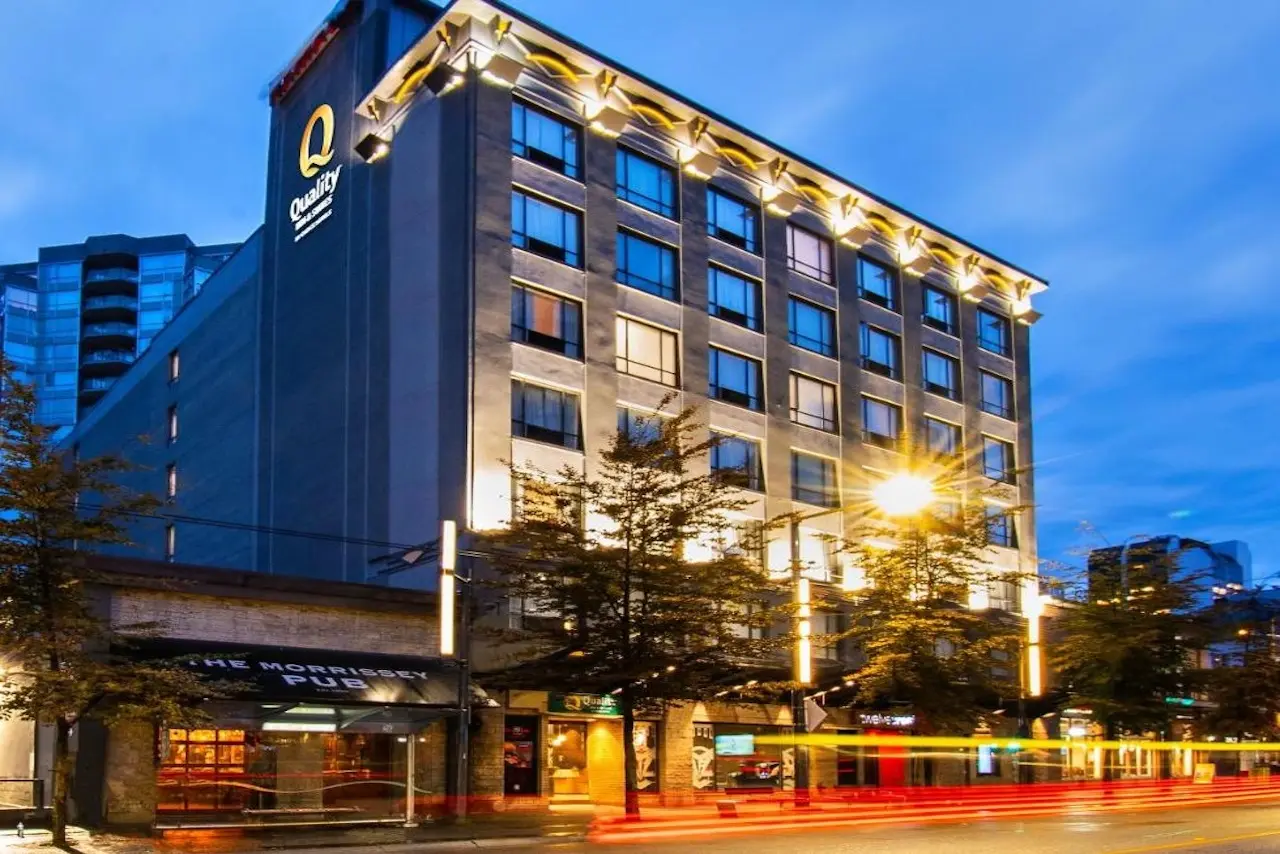 Das Quality Inn & Suites bei Sonnenuntergang