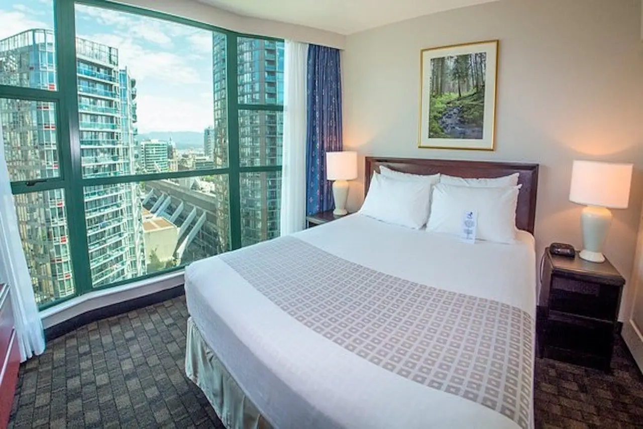 Luxuriöses Hotelzimmer im Rosedale on Robson Suite Hotel mit Panoramablick auf die Skyline von Vancouver
