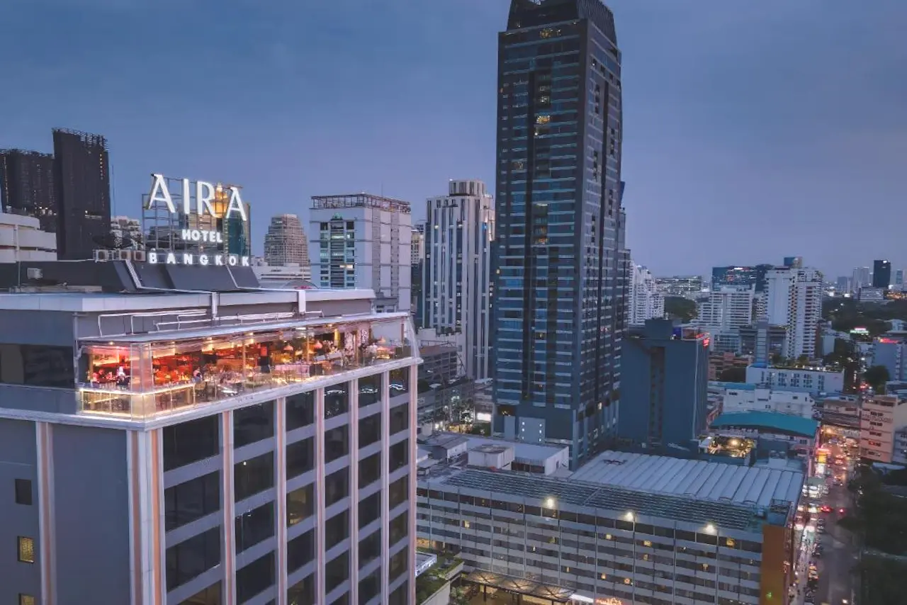 Das Aira Hotel Bangkok Sukhumvit bei Sonnenuntergang