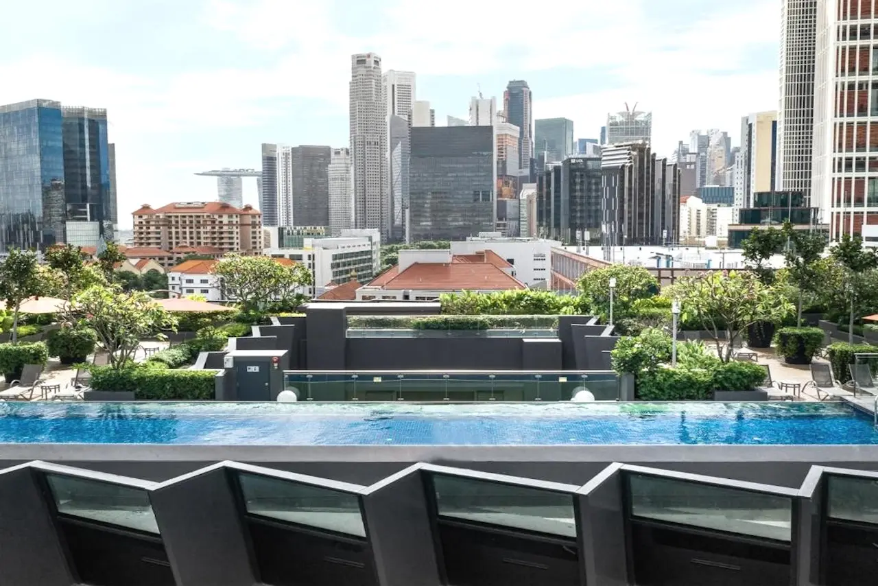 Infinity-Pool des Holiday Inn Express Clarke Quay mit Blick auf die Skyline von Singapur.