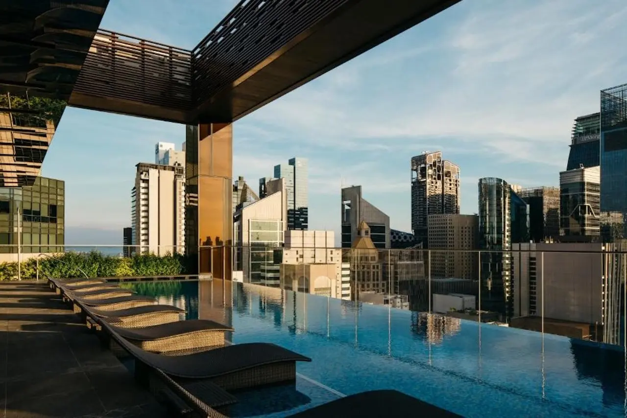 The Clan Hotel Singapore mit Infinity-Pool.