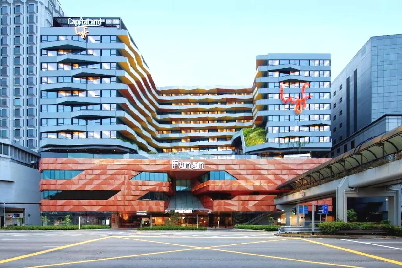 Außenansicht des lyf Funan Singapore zwischen hohen Gebäuden in Singapurs Stadtzentrum.