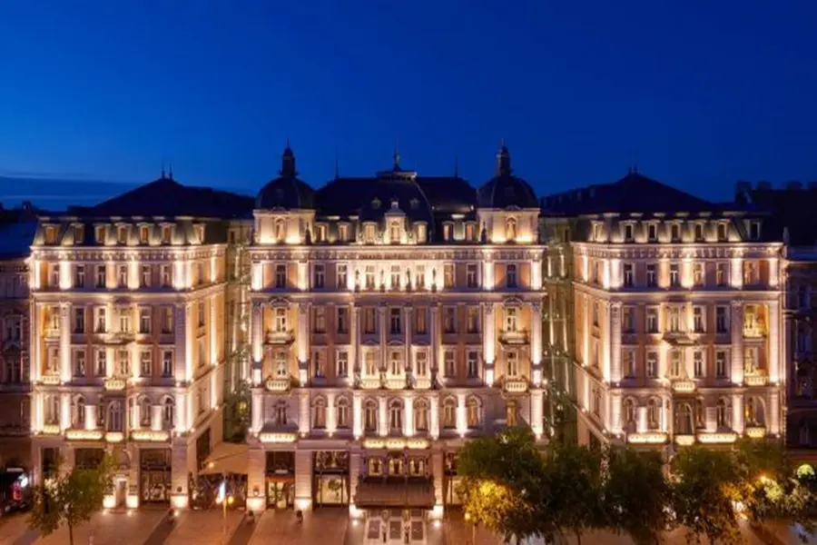 Frontansicht des beleuchteten Corinthia Budapest
