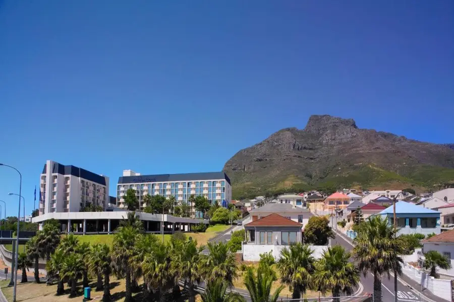 Garden Court Nelson Mandela Boulevard Kapstadt, Hotelansicht mit Blick auf den Tafelberg im Hintergrund.