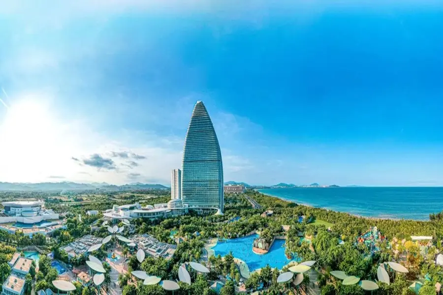 Atlantis Sanya Resort mit Blick auf das Meer und die tropische Umgebung bei Sonnenschein