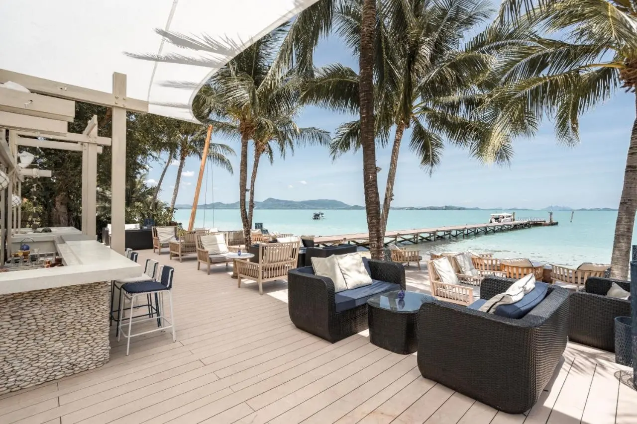 Barceló Coconut Island Phuket – Strandbar mit Meerblick und exklusivem Ambiente.