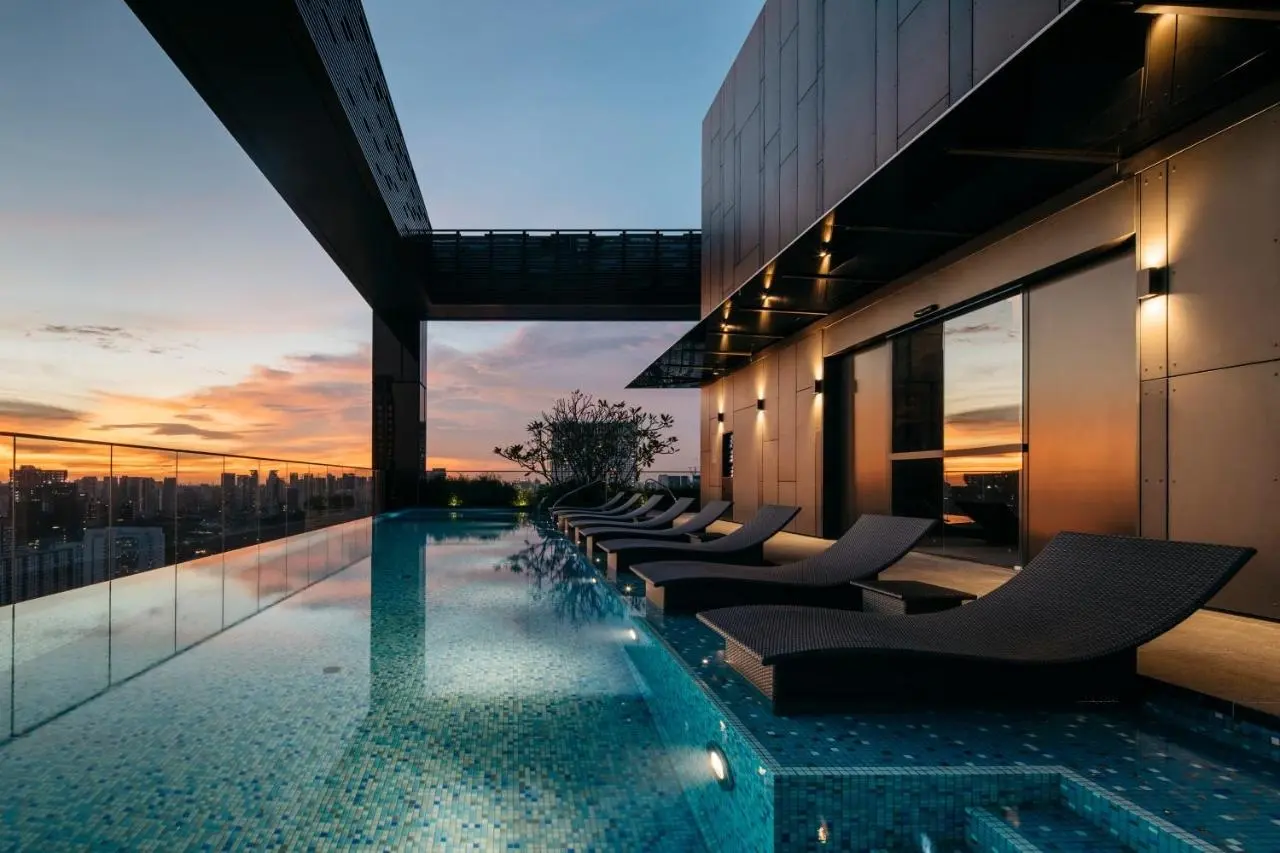 Rooftop-Infinity-Pool im Clan Hotel Singapore mit Skyline-Blick bei Sonnenuntergang
