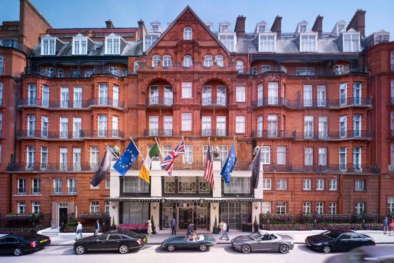 Eingangsbereich des Claridges Maybourne London, flankiert von den britischen Flaggen.