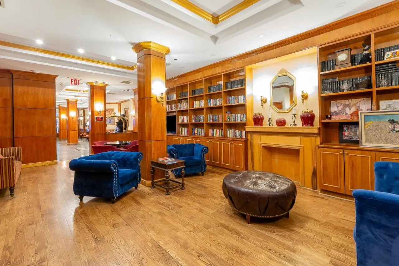 Empfangsbereich des Hotel St. James New York mit edler Bibliothek und rustikalem Interieur.