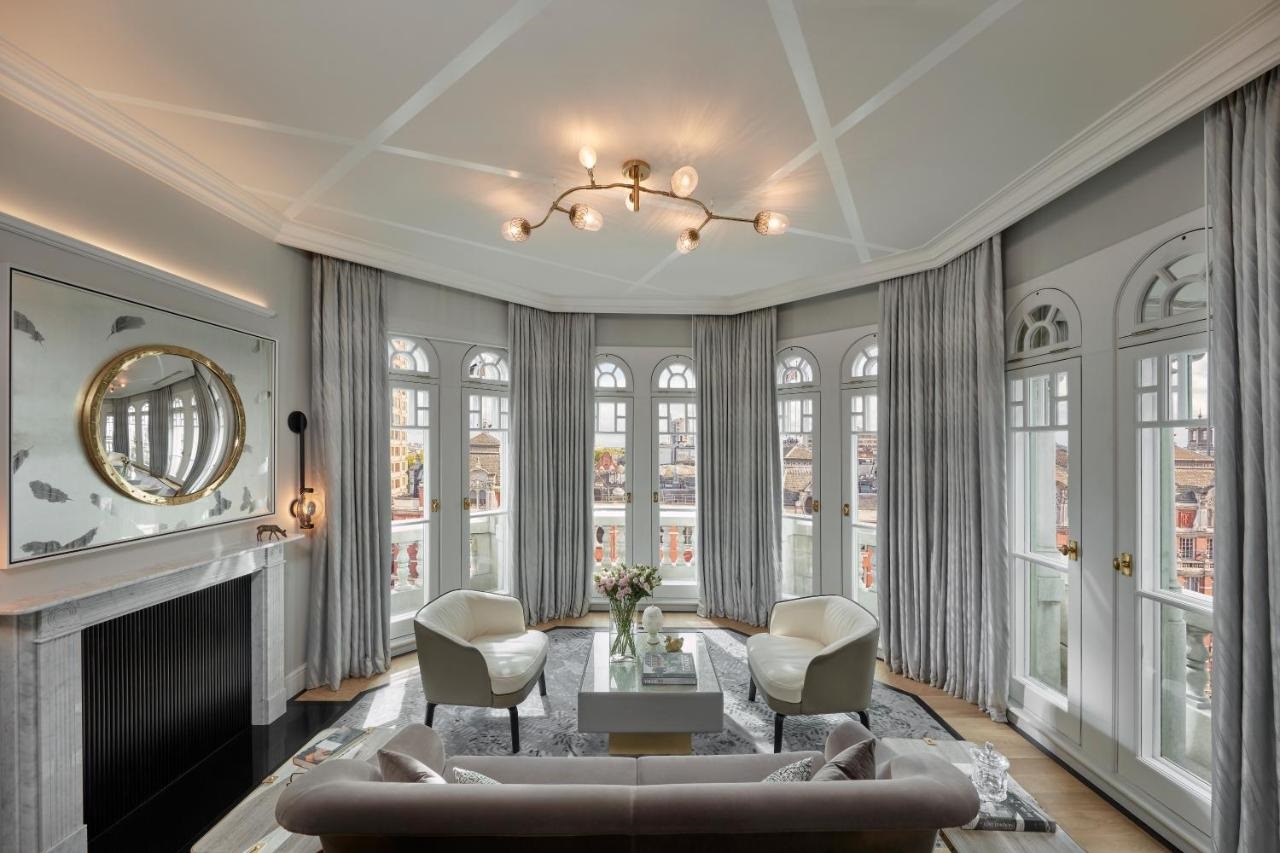 Room in the Mandarin Oriental Hyde Park London with a view of Hyde Park.