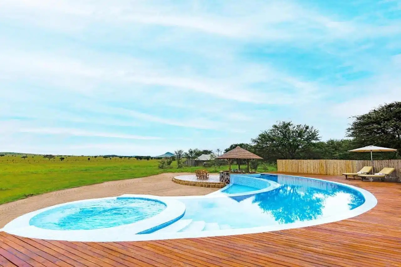 Pool im One Nature Nyaruswiga Serengeti mit Poolbar