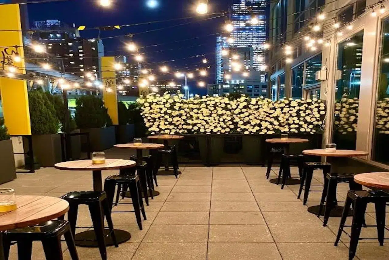 Terrasse des Pod Times Square New York mit Skyline-Blick auf Manhattan