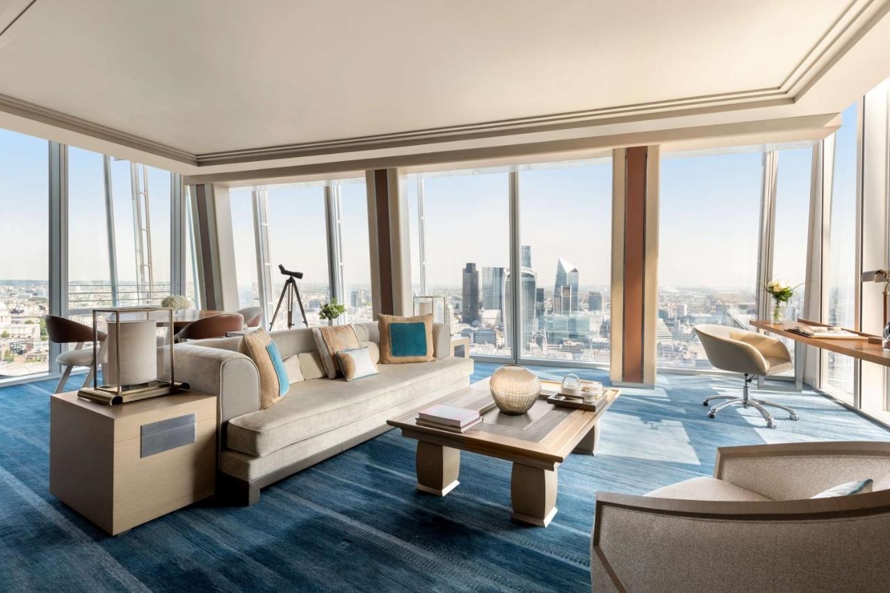 Chambre luxueuse dans le Shangri-la The Shard avec une fenêtre panoramique et une vue sur l'horizon de Londres.