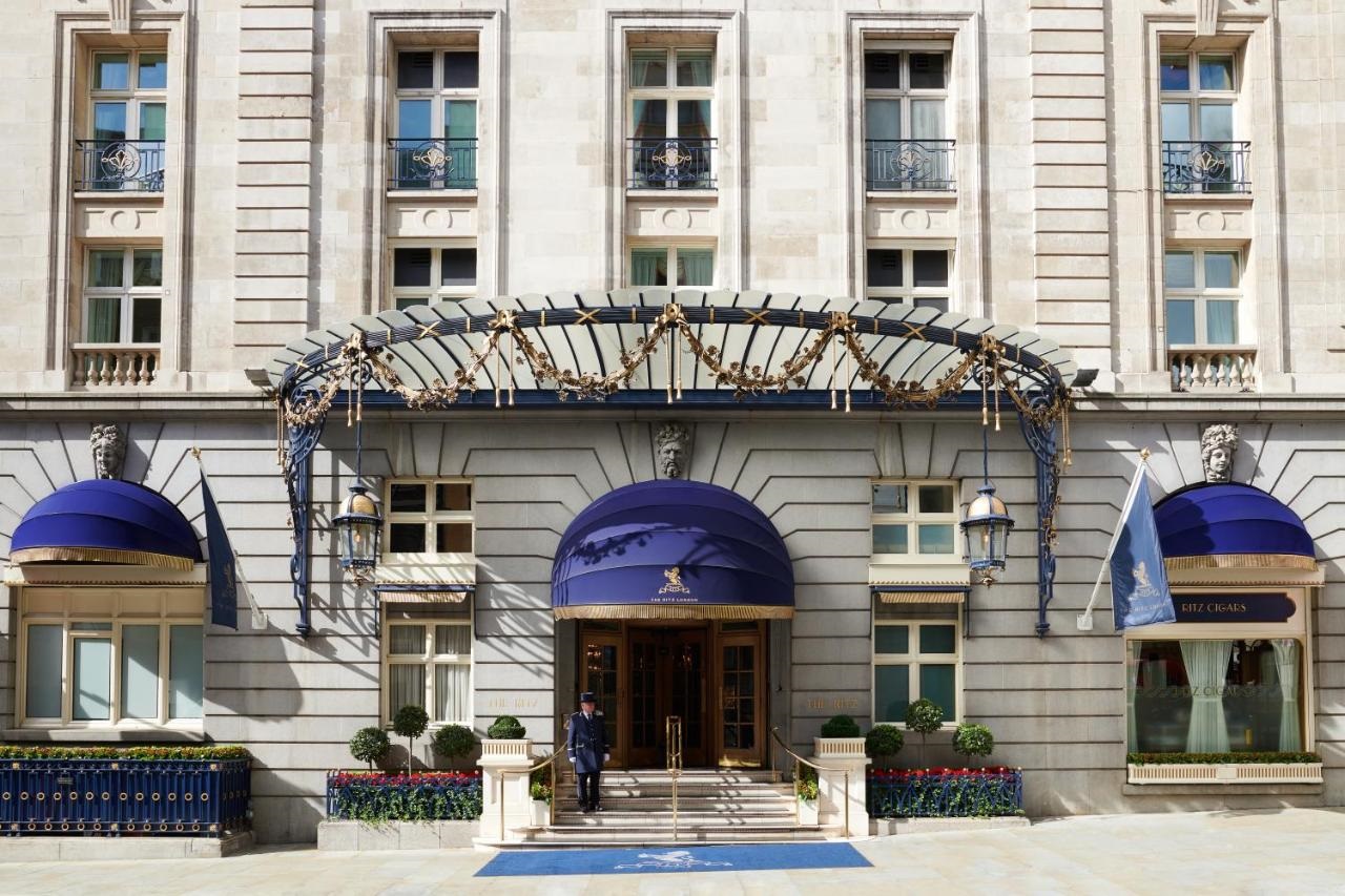 Eingangsbereich des The Ritz London mit britischen Flaggen Hoteleingang.