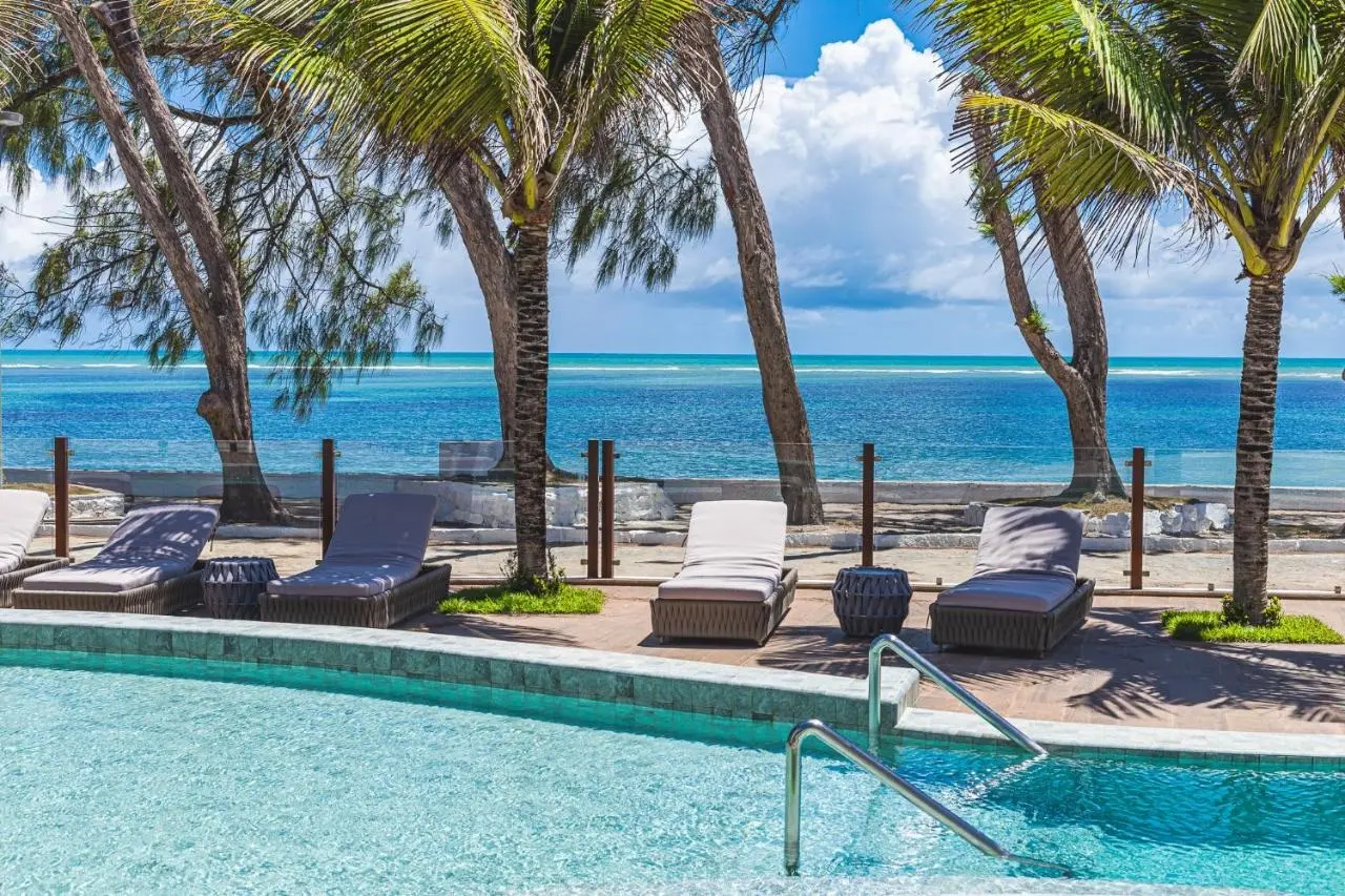 Oceana Atlântico Hotel João Pessoa, Poolbereich mit Sonnenliegen und Palmen, angrenzend an den Strand, bei Sonnenschein