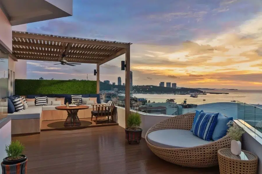 Blick von der Terasse des Avani Pattaya Resort auf das Meer