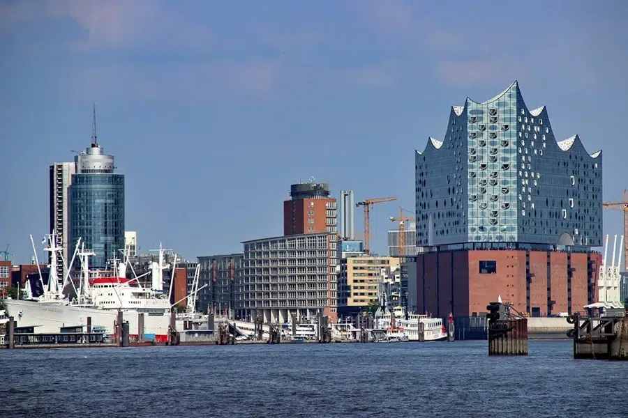 Elbphilharmonie und Hamburger Hafen bei Sonnenschein – Wahrzeichen der Hansestadt und der fünf besten Hotels in Hamburg