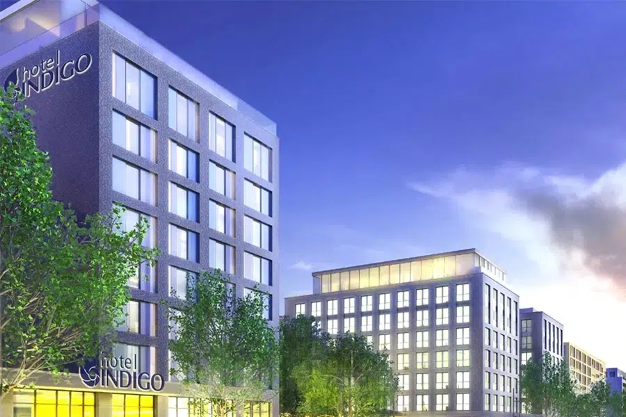 Hotel Indigo Berlin East Side Gallery bei Sonnenschein mit grüner Umgebung