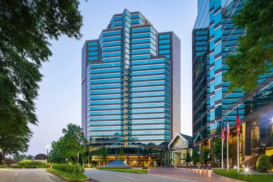 JW Marriott Atlanta – modernes Hotelgebäude mit üppigem Grün und Namensschriftzug im eleganten Stadtteil Buckhead