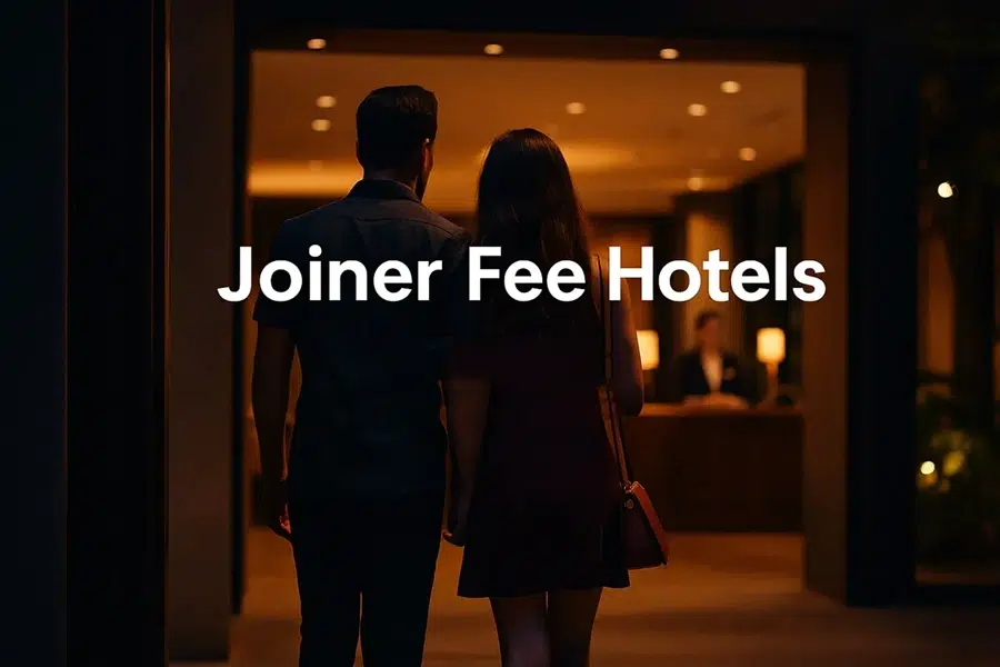 Ein Paar das auf dem Weg zur Rezeption in einem Joiner-Fee-Hotels auf Phuket.