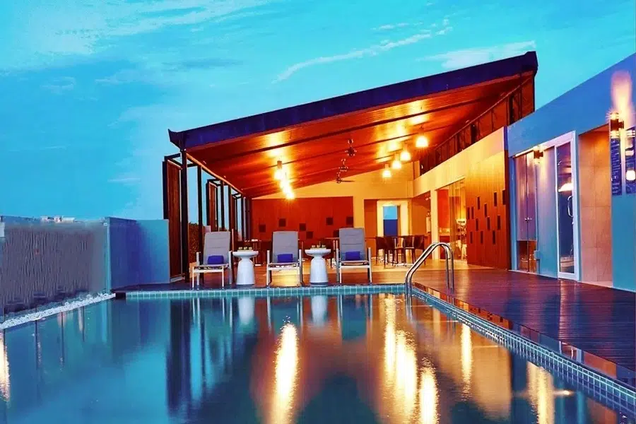 Pool bei Sonnenuntergang in der Travelodge Pattaya