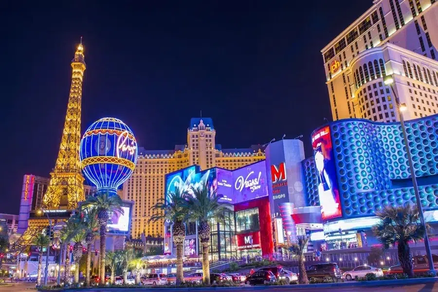 Willkommen in Las Vegas mit den bunt beleuchteten Attraktionen