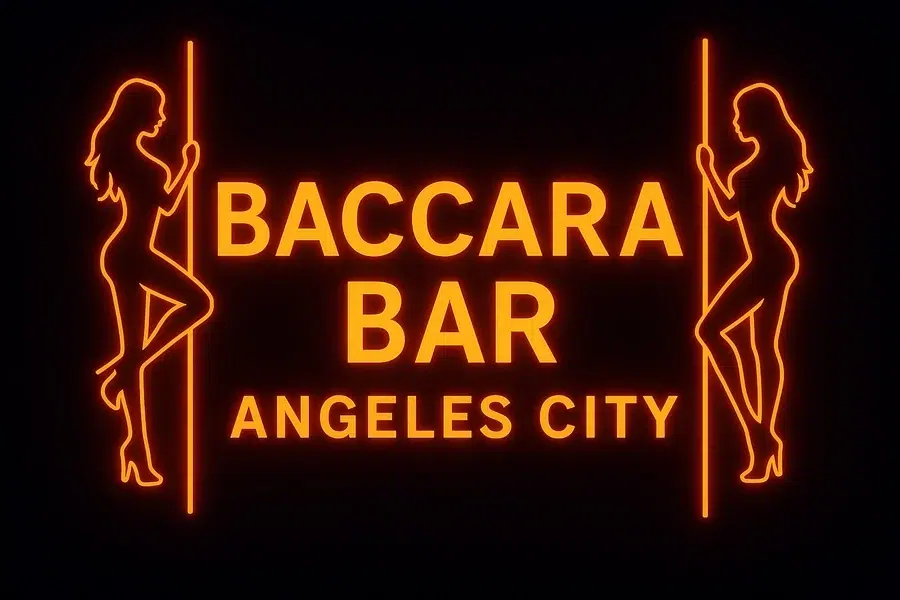 Neon-Schriftzug „Baccara Bar Angeles City“ auf dunklem Hintergrund, flankiert von zwei Tänzerinnen an der Stange