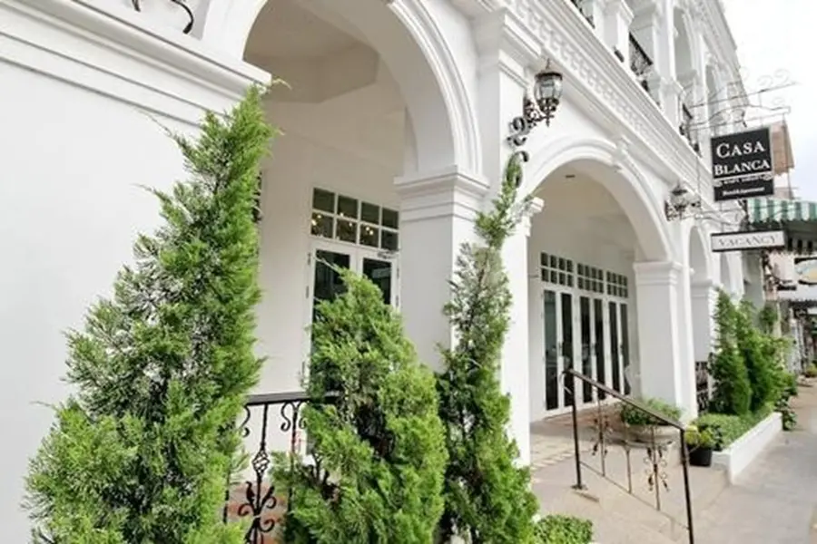 Casa Blanca Boutique Hotel Phuket – Historische Fassade mit Rundbögen und viel Grün in der Altstadt