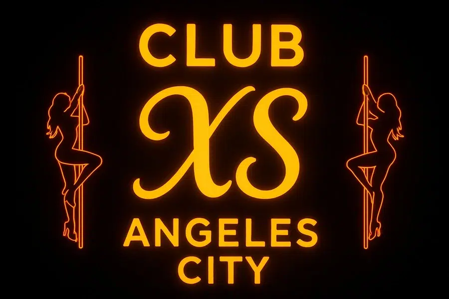 Neon-Schild mit dem Schriftzug „Club XS Angeles City“ auf dunklem Hintergrund, flankiert von zwei Tänzerinnen an der Stange