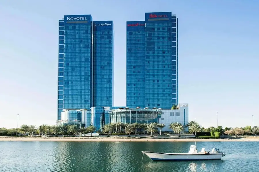 Novotel Abu Dhabi Gate Hotel mit Blick auf den Kanal