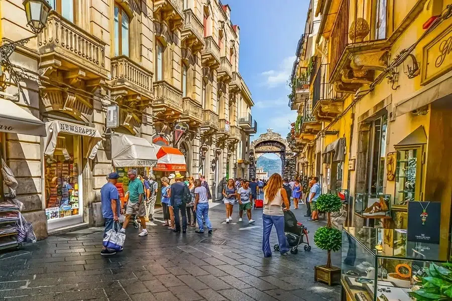Altstadt von Taormina am Monte Tauro mit historischen Gebäuden und Besuchern