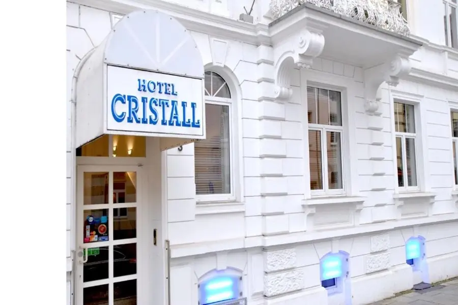 Historische Fassade mit Eingangsbereich und Schriftzug Hotel Cristall Frankfurt City