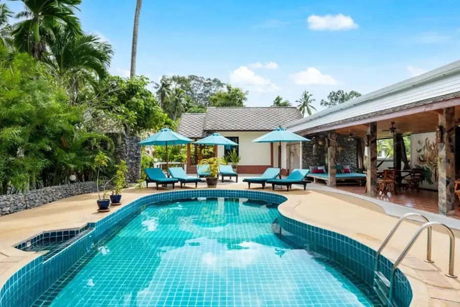Pool mit Sonnenschirmen und Liegen im Tropical Heavens Garden Samui