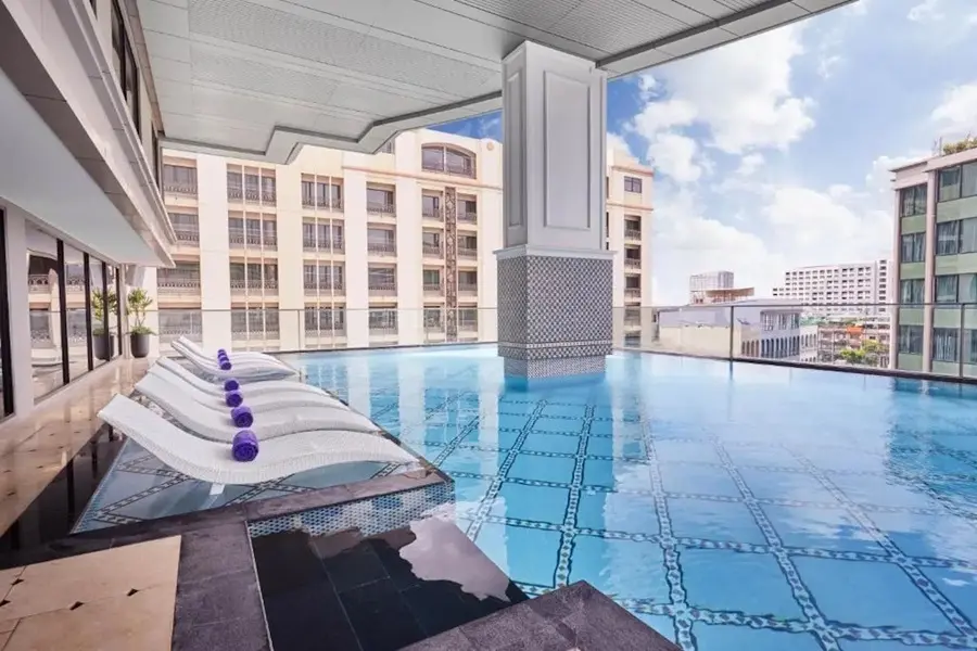 Rooftop Pool im Valia Hotel Bangkok mit Liegen und Blick über die Skyline