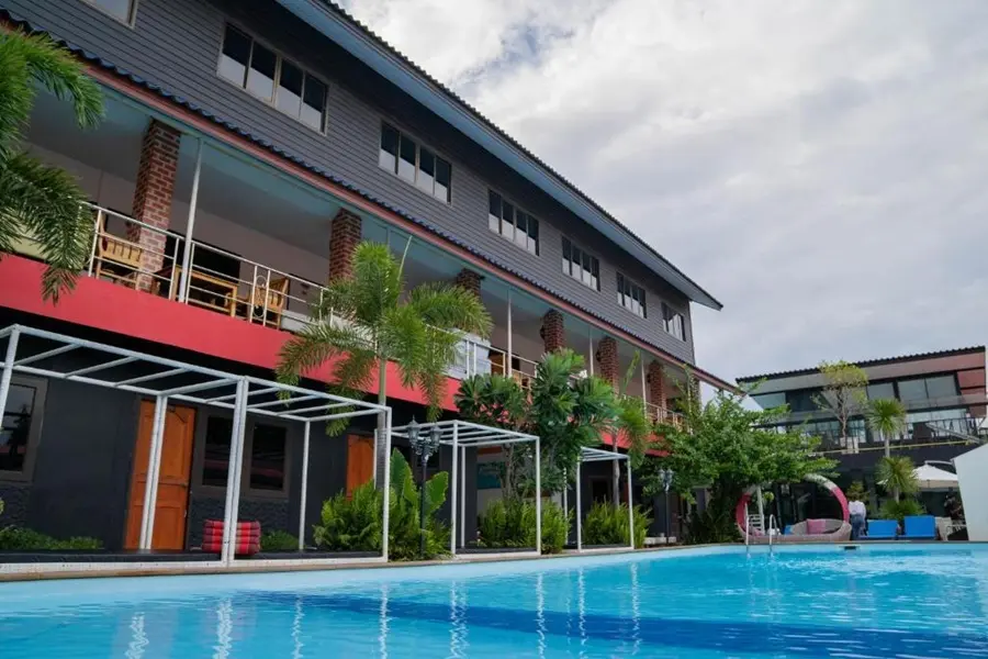 П.У.. Inn Resort Ayutthaya mit Pool, Liegen und Gartenanlage